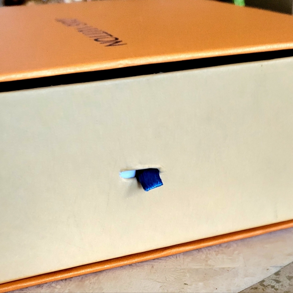 Louis Vuitton Gift Box - Picture 3 of 3